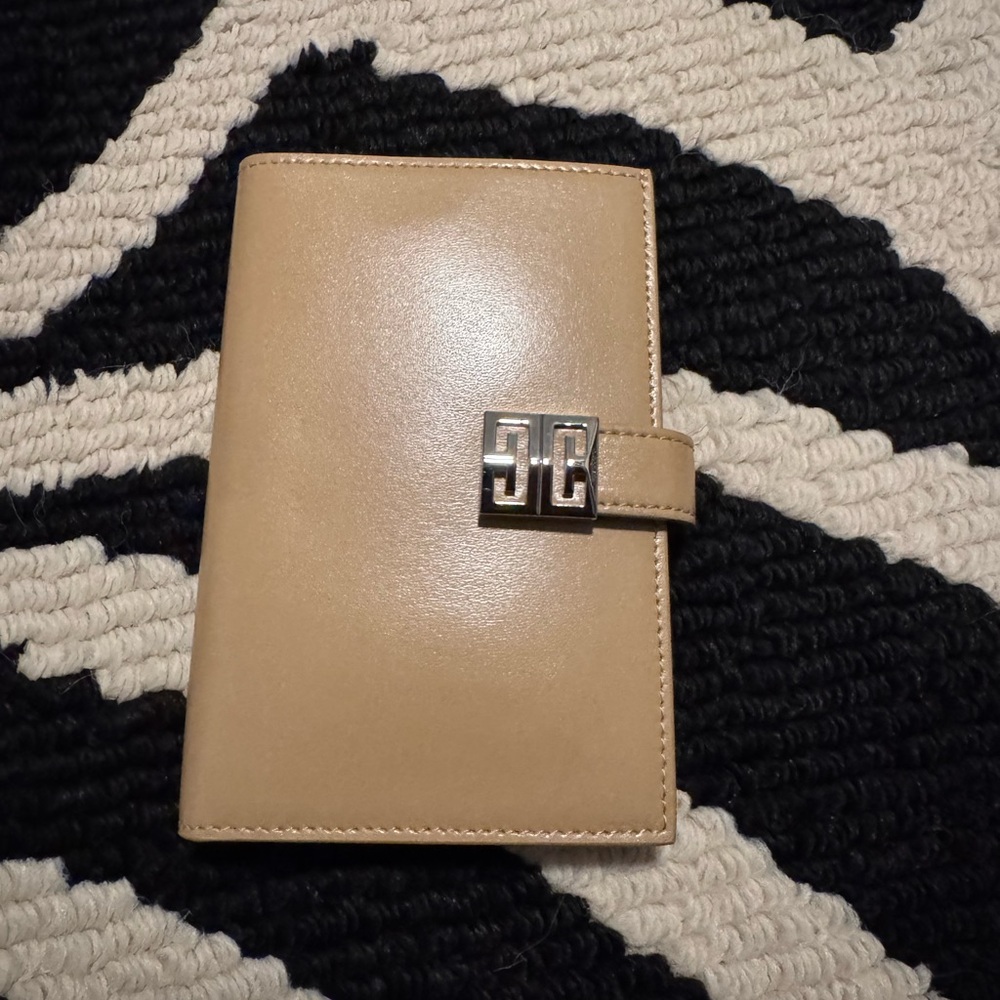 GIVENCHY 4G Wallet in Beige Cappuccino